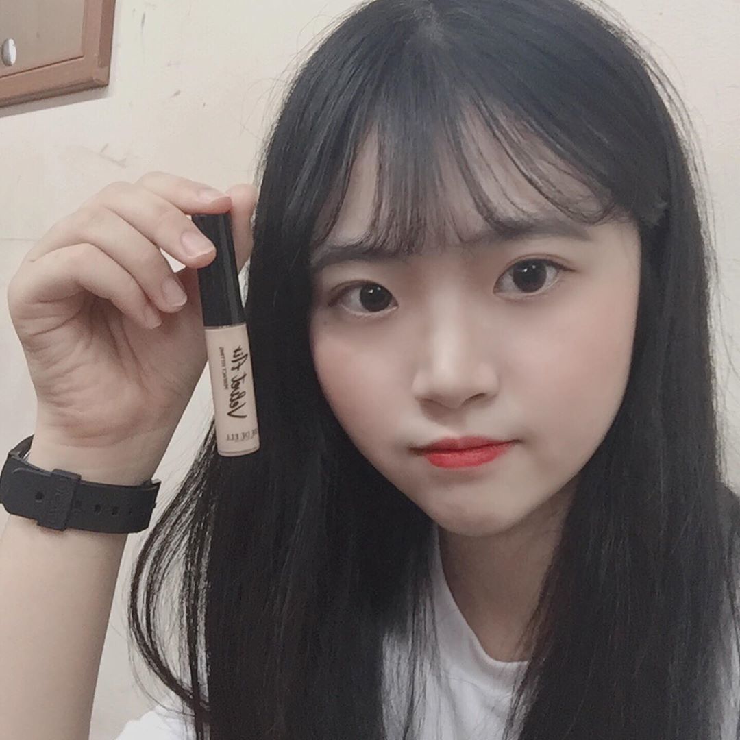 승희(19) on Instagram: “✨쉬드엘 벨벳 에어 페인팅 컨실러✨  평소에 컨실러 두껍게 발려서 잘 사용 안하는데 쉬드엘 컨실러는 얇게 발라서 너무좋다 ㅠㅠ 얇아서 커버는 좀 약할줄알았는데 그것도 아니고 정말 지속력도 짱짱 워터프루프 컨실러라 어느때든 마음놓도 쓸 수 있지롱 특히…”