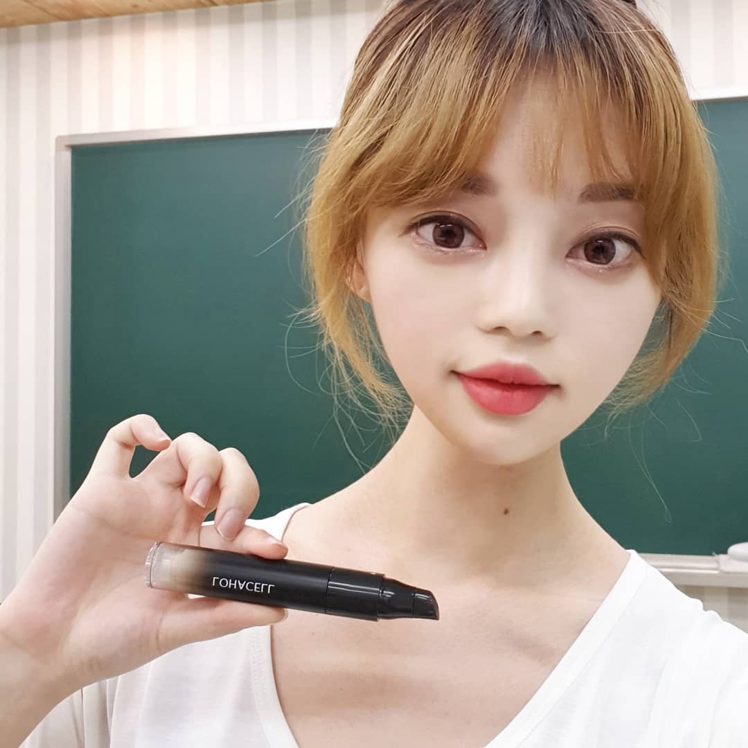 seohui on Instagram: “피곤해보인다는 말 엄청들어서 다크서클컨실러용으로 촉촉하고 밀착력좋은 #로하셀 #리얼피팅컨실러 사용해보았어요!. . 코옆이랑 콧대에도 발라주니 얼굴이 훨씬더 입체적으로 보이는듯!!🥰. . 눈가라서 부드럽고 밀착력좋은 제품을 사용하니 '컨실러썼다'…”