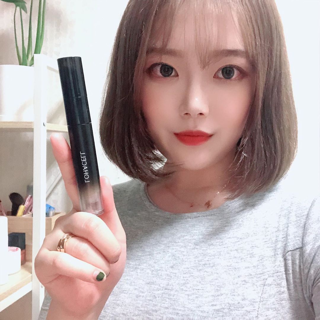 𝓱𝓲𝓱𝓮 on Instagram: “컨실러 추천! 얇게 발리는데 홍조랑 다크써클을 너무 잘가려준다! 특히 코옆붉은끼 가릴땐 정말 좋다. 얇게발려서 끼임현상하나도 없고 톤도 너무 자연스럽고 오래간다 민감홍조 피부에 강추!! #로하셀 #lohacell #로하셀컨실러 #로하셀리얼피팅컨실러…”