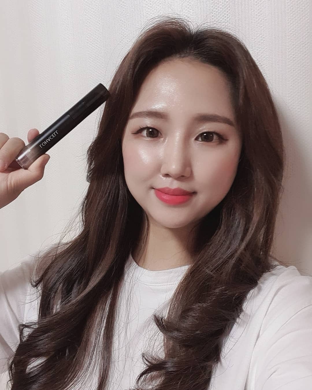 윤뚜 on Instagram: “오늘 하루종일 바빠서 밥도 못먹고 수정화장 1도 없이 집 복귀 😭😭
ㅋㅋㅋ나 왜 바빠,,,,왲,,
.
거울 볼시간도 없었는데
로하셀 리얼피팅 컨실러가
매끈하게 초밀착해서 
피부에 착 잘붙어있었닷🤭❣”