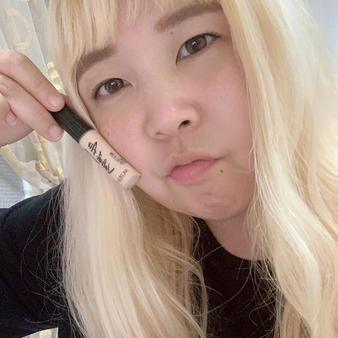 김따봉띠'◡' on Instagram: “쉬드엘 벨벳 에어 페인팅 컨실러 ⠀⠀⠀⠀⠀⠀⠀⠀⠀⠀⠀⠀⠀⠀⠀⠀ 쉬드엘 파데 커버력 좋다고 소문났지만 한번도 안 써본 나님 ❛˓◞˂̵✧ ⠀⠀⠀⠀⠀⠀⠀⠀⠀⠀⠀⠀⠀⠀⠀⠀ 대신 이번에 쉬드엘 벨벳 에어 페인팅 컨실러를 사용하게 됐어요 쉬드엘 벨벳 컨실러는…”