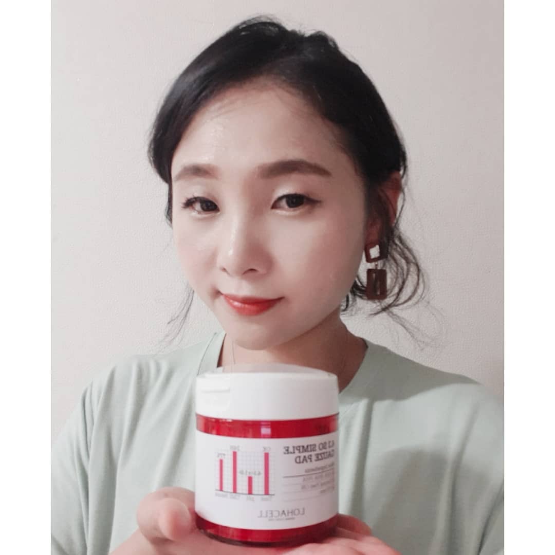 김선희 on Instagram: “세안 후 첫 단계에 사용하는 기초 스킨케어. 저는 욕실에 두고 수건으로 닦자마자 바로 거즈패드로 정리해요.  한 면은 살짝 꺼슬거리는 거즈면, 다른 한 면은 부드러운 엠보면으로 양면 사용가능한 패드라서 각질과 피지, 블랙헤드, 메이크업 잔여물을…”