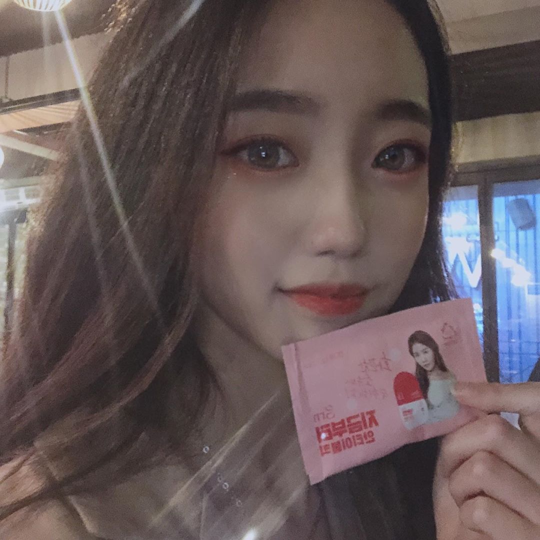 권민진 on Instagram: “술 못먹는 나를 위한 제품 ,,
요구르트맛이라서 너무 맛있고
들고 다니기도 너무 간편 ㅠㅠ
숙취도 없고 확실히 좋다 !
이제 안티이불킥 덕분에 
술 먹고 이불킥 할 일 없을듯 😆”