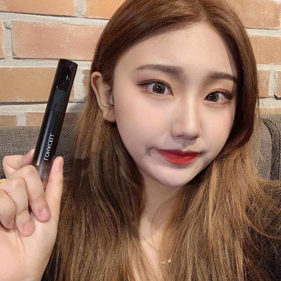 @y_ullliil_528 on Instagram: “로하셀 리얼피팅 컨실러는 트러블 커버 전용 컨실러로, 피부 진정과 보호에 도움이 되는 칼라시카가 함유되어 있는 제품이래용~~ 나는 요즘 다크서클 가릴려고 쓰려구 21호 사용중!! 48시간 지속력 짱임 👍🏻 다른 제품들은 19호 잘 안나오는데 이건…”