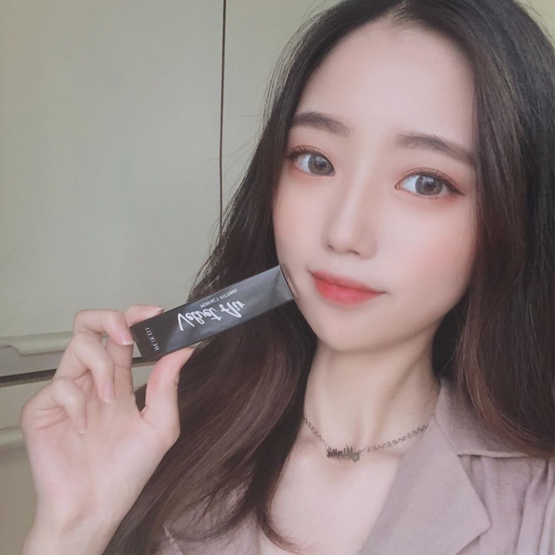 권민진 on Instagram: “쉬드엘 벨벳 페인팅 컨실러 🐾  이때까지 써본 컨실러중에 가장 커버력도 좋고 촉촉해서 뜨지도 않았던것같당 디자인도 너무 예쁘고 잡티 가리기에 최고 ❤️❤️❤️ #쉬드엘 #컨실러 #추천 #컨실러추천 #뷰티 #화장품 #잡티 #커버 #커버력 #강추…”