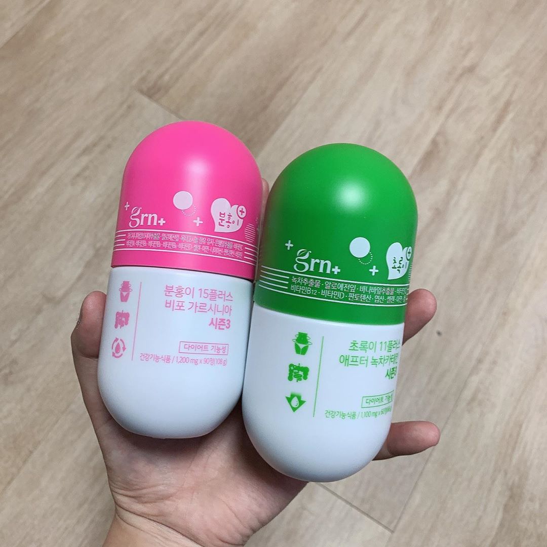 @y_ullliil_528 on Instagram: “나 살뺀다 아무도 말리지마라 🙄 분홍이 초록이 넘 유명하길래 나도 함 먹어봄ㅎㅎㅎㅎ 벌써 3시즌이래유 분홍이는 지방으로 바뀌는거 막아주는 가르시니아 초록이는 몸무게 빼주는 카테킨 들어서 살 빠지는데 도움된데용 ! 그리고 앞 시즌 부작용 없애서 좋데용…”