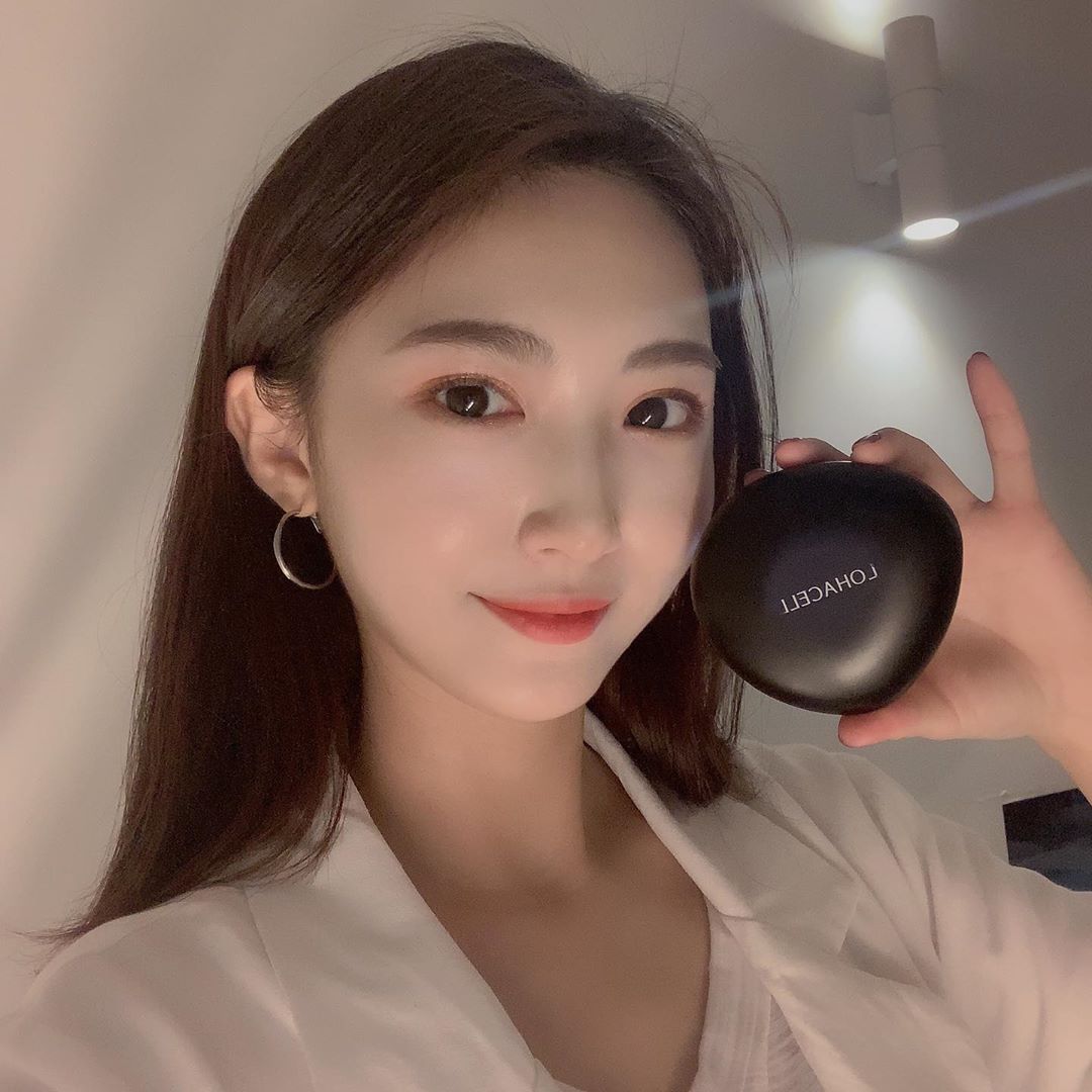 피부하면 하란🧖🏻‍♀️ on Instagram: “#첫줄 ▪️조약돌쿠션 넘 귀여웡💓 패키징 넘나 귀여운 리얼 피팅 쿠션! 나 같은 건성은 기초 탄탄히 올리고 바르면 무너짐? 그게 모죠?🧐 지속력이랑 발림성 얇게 발리는 조약돌쿠션이에용 생긴거 조약돌같애서 파우치에서 꺼내면 다들 뭐냐구 물어보기~…”