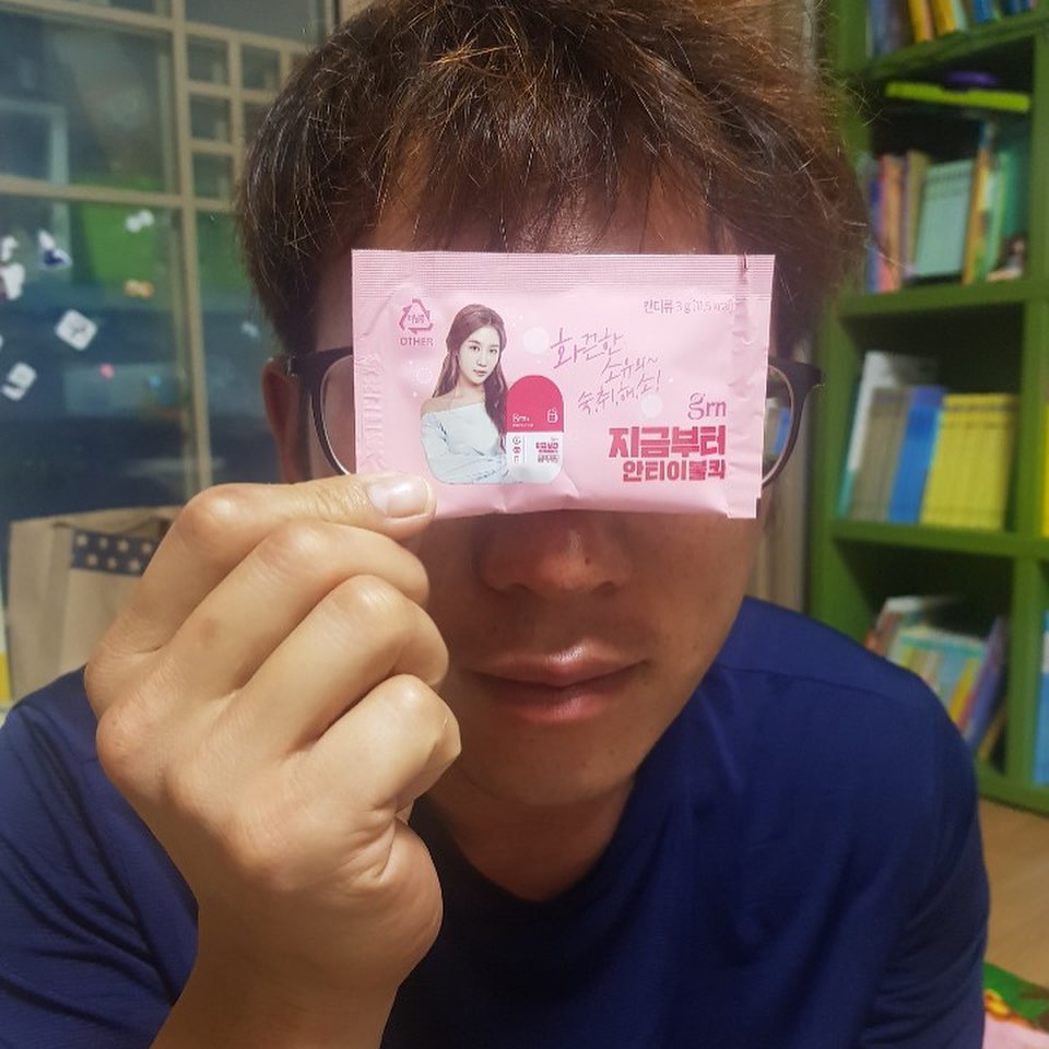 주진혜C on Instagram: “⠀⠀⠀⠀ #나도받았다그램 어?! 열자마자 #복숭아향  꺄!~~~~~~ #텁텁한사탕 물로 넘겨야 하는 알약들 아니고 얜 캔디네! #좋다좋아 ⠀⠀⠀⠀ 절대 후기 때문에 술마신거 아님!- ⠀⠀⠀⠀ ⠀⠀⠀⠀ 우선 복숭아향에 한번, 간편하게 씹어먹는 방법에…”