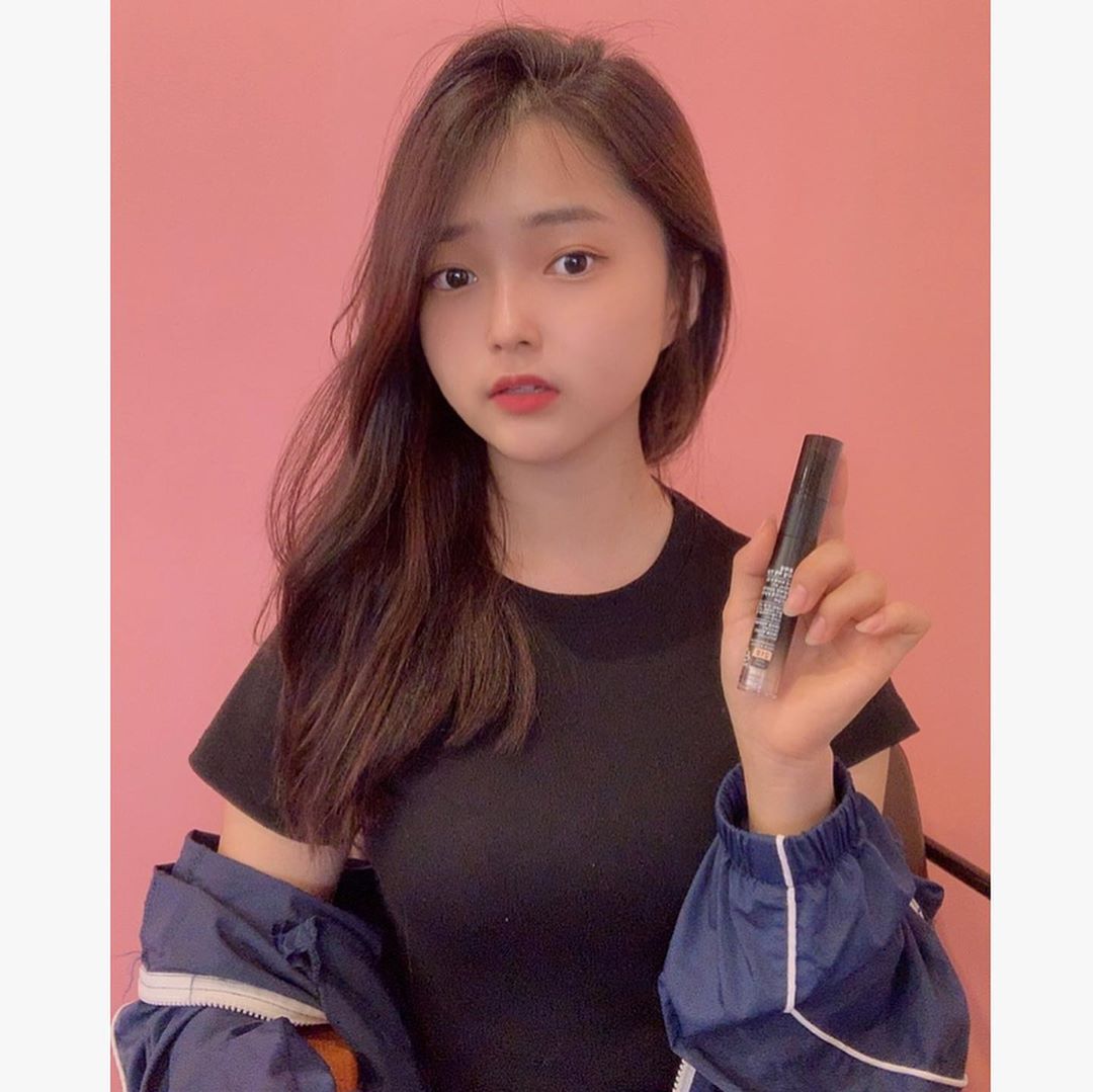 Yeeun on Instagram: “로하셀 리얼 피팅 컨실러🙌🏻 트러블 전용 컨실러이긴하지만 피부진정과 보호에도 도움된다는 장점을 가지고 있는 아이에요 :) 타사 컨실러들에 비해서 커버력이 뛰어나서 홍조,모공,다크서클까지 커버 할수 있다는 점! 게다가 용기를 돌려서 사용하는 제품이라서…”