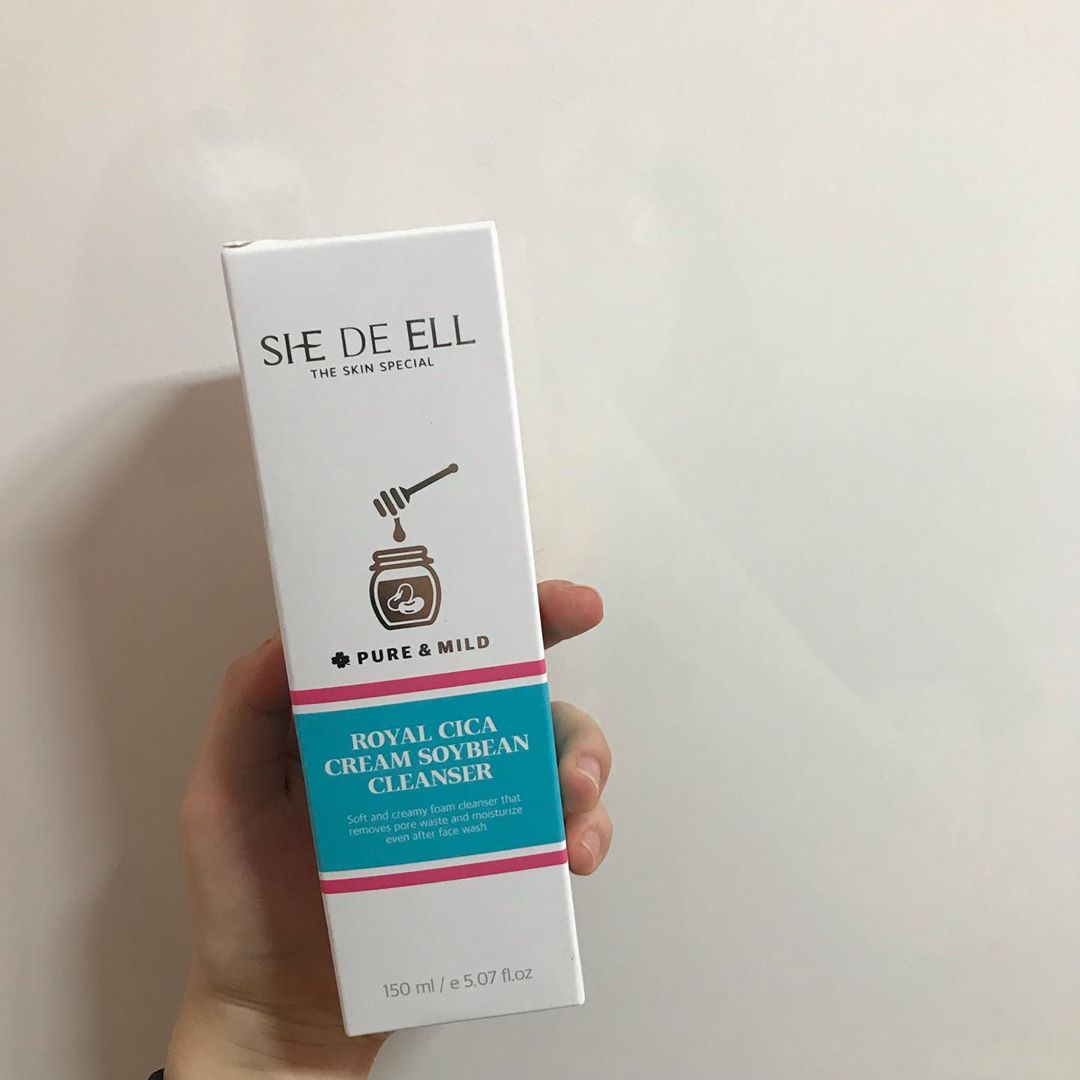 #지윤(21) on Instagram: “약산성 클렌징이라 피부에도 좋고 메이크업도 쓱싹쓱삭 지워주는 폼클렌징 추천이오 ❤️ . . . #쉬드엘 #shedeell #쉬드엘콩클렌저 #콩클렌저 #쉬드엘로얄시카크림콩클렌저 #쉬드엘폼클렌징 #로얄시카크림콩클렌저 #순한클렌징…”