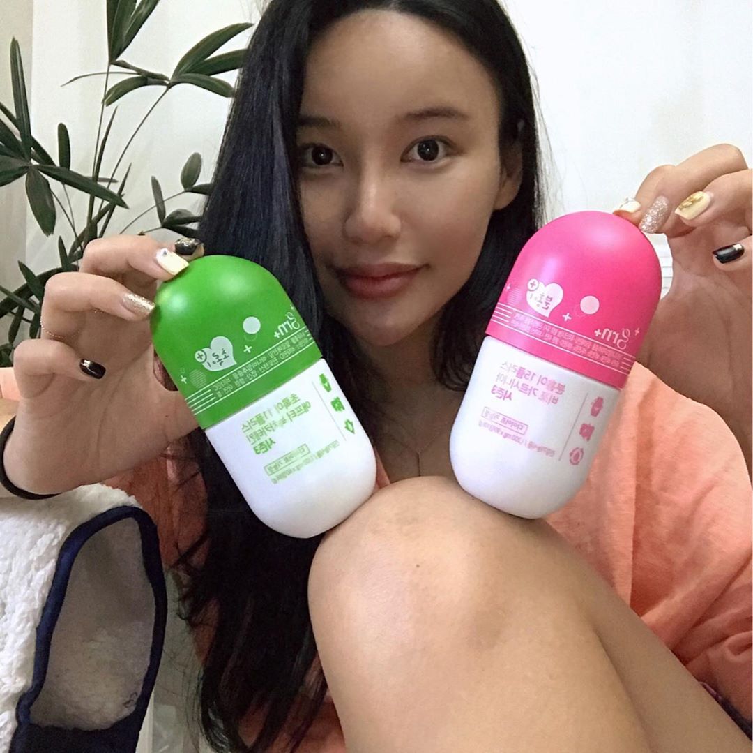 Eberyo [이버요] on Instagram: “꾸준히 먹어왔던 #분홍이 #초록이
시즌3이 또 새로나왔지렁
이제는 안먹는게 이상해져버린,,😂
식전 식후 챙겨먹는 한알이 몸매유지와 동시에 건강도 챙겨준답니다..!🤩
#grn #grn초록이 #grn분홍이 #지알엔 #초록이분홍이시즌3 #지알엔다이어트”