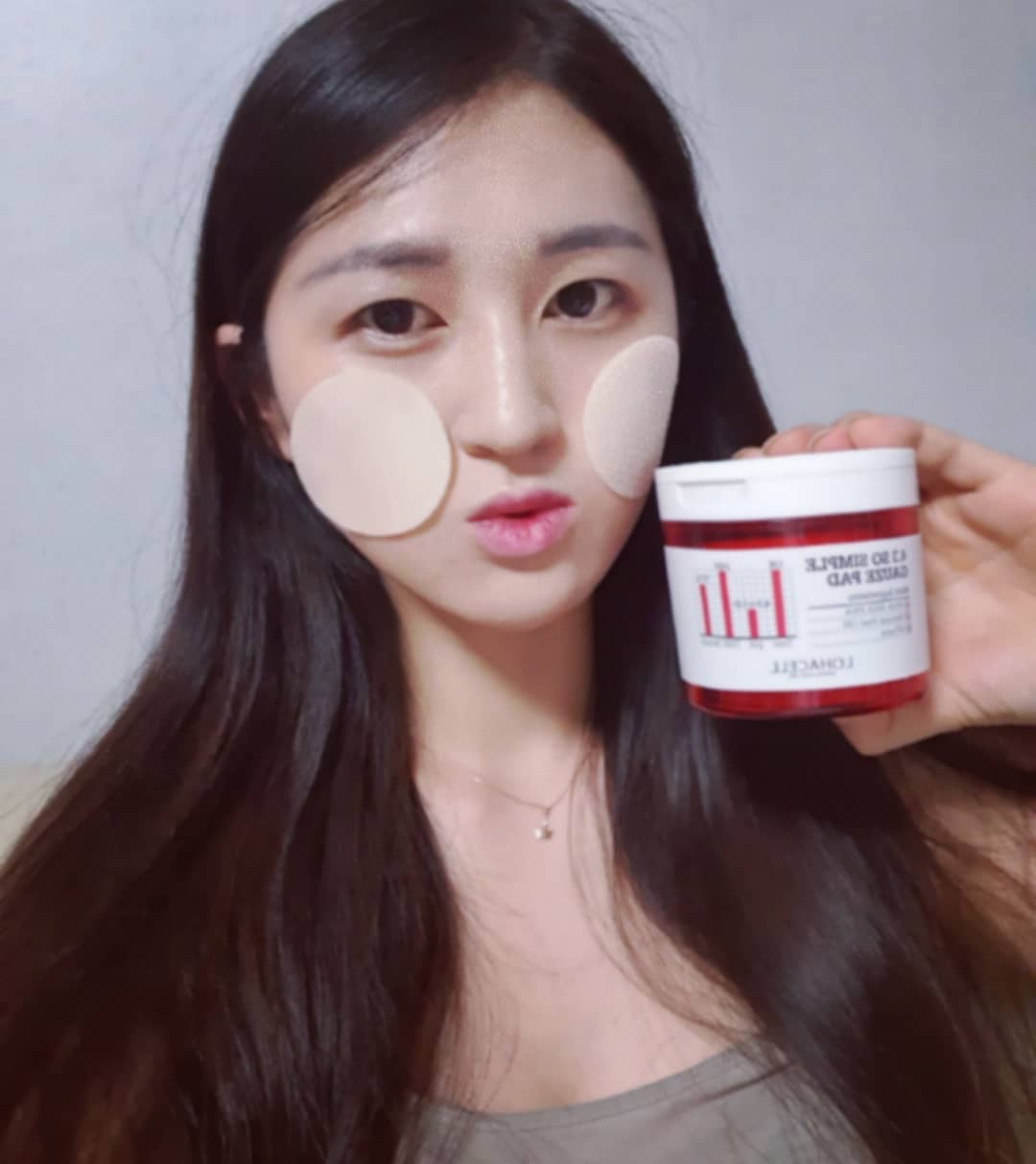 뉸뉸 ˘ ³˘ 💕 on Instagram: “쌍욕패드😵 . . . . 화장전 세안하고 쌍욕패드로 피지, 노폐물을 한번 더 지워서 화장을 잘 먹게 해주는 고마운 녀석♡ . 계속 사용하면 블랙헤드도 사라진다는데 거즈면이랑 엠보면이 앞/뒤로 같이있어서 사용하기 너어어어무우우 편함! 굳굳!! 요즘…”