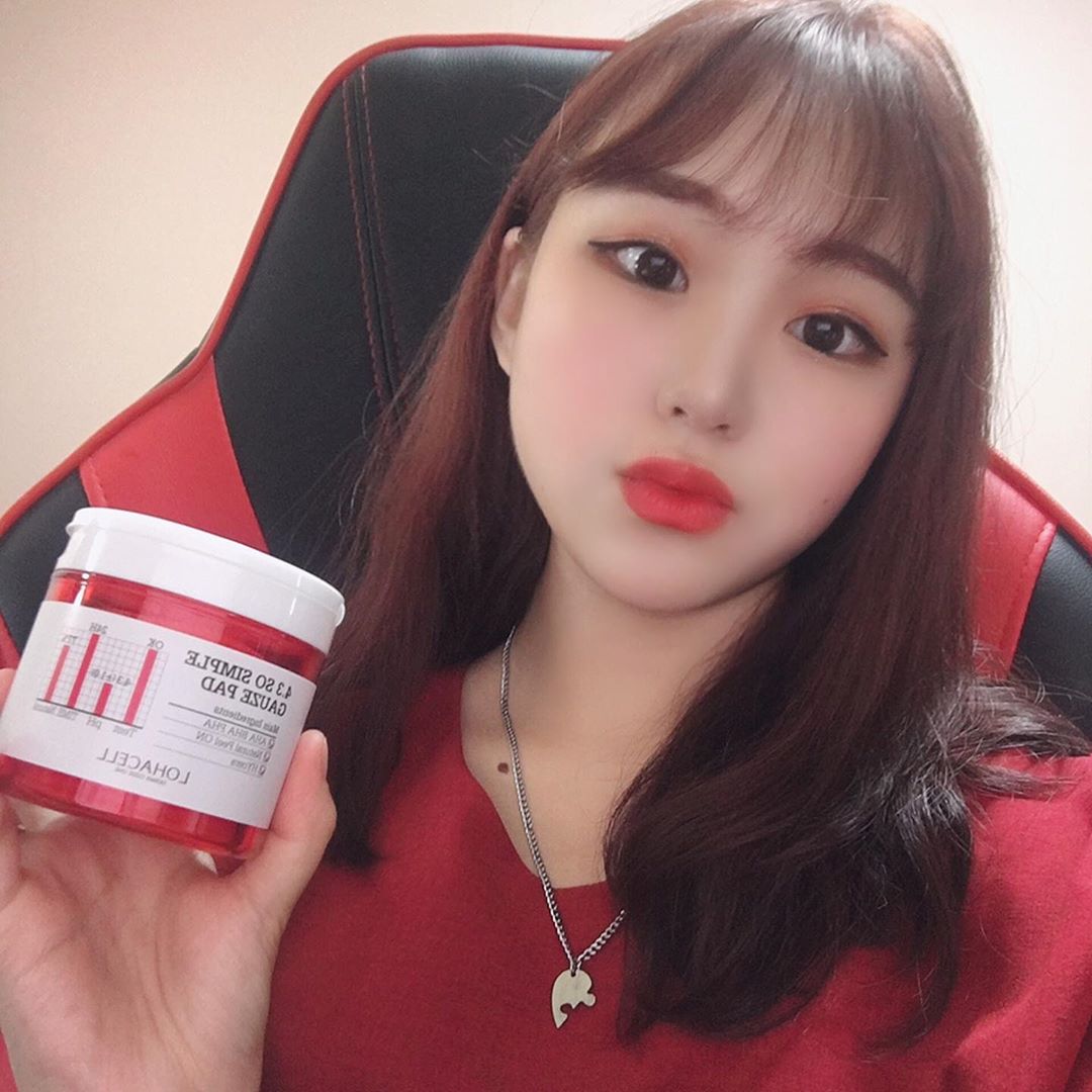 송이🧸🌸 on Instagram: “⠀ ⠀ 쌍욕패드 4.3 쏘 심플 거즈 패드 ⠀ 세안 후 피부결을 앞 뒷면 (거즈면, 엠보싱면) 으로 가볍게 정리해주면 끝 ❣️ 저자극 테스트 완료한 제품이라 따꼼해도 안심하고 사용! 각질, 피지, 블랙헤드, 잔여물 제거까지 효과가 있다 함 ✨ 아무리…”