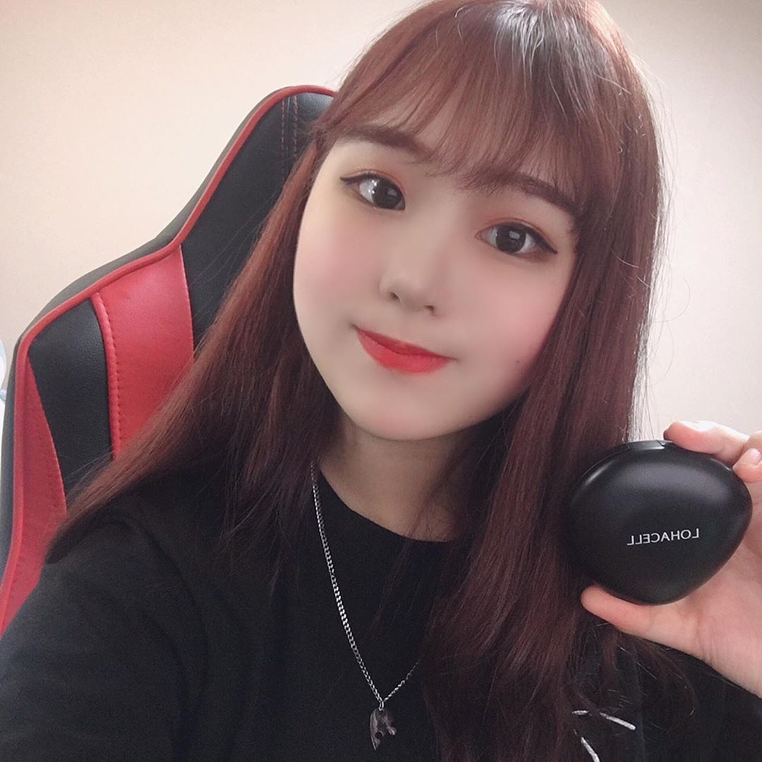 송이🧸🌸 on Instagram: “⠀ 로하셀 리얼 피팅 쿠션 🌑 ⠀ 일명 조약돌 쿠션 48시간 메이크업 지속력 테스트를 완료한 제품! 쿠션 자체 디자인도 깔끔하고 예쁘다 주머니에 쏙 커버력 괜찮고 지속력 오래간다 ✌️ 밀착력 좋아서 잘 발리니 적당한 양조절 필요 복합성 피부인데…”