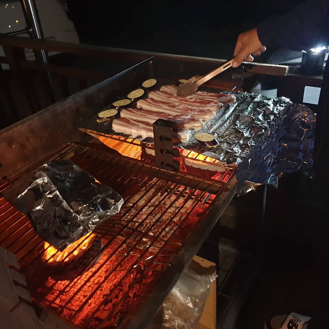 집 앞에서 고기 구워먹기!!!
캠핑 분위기 살리고~~ #집앞캠핑 #캠핑