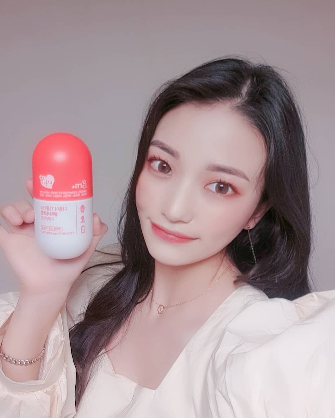 노브레이끼 on Instagram: “하루 세번 식전 2캡슐! 복용방법도 간단하구 약도 작고 타원형으로 생겨서 넘길때 껄끄러움이 없어서 너무 좋당 ㅠㅠ  GRN다홍이는 체지방을 줄여줄뿐만 아니라 CLA와 월경 전 변화로 인한 불편한 상태를 개선해주는 감마리놀레산이 들어 있어 여자에게…”
