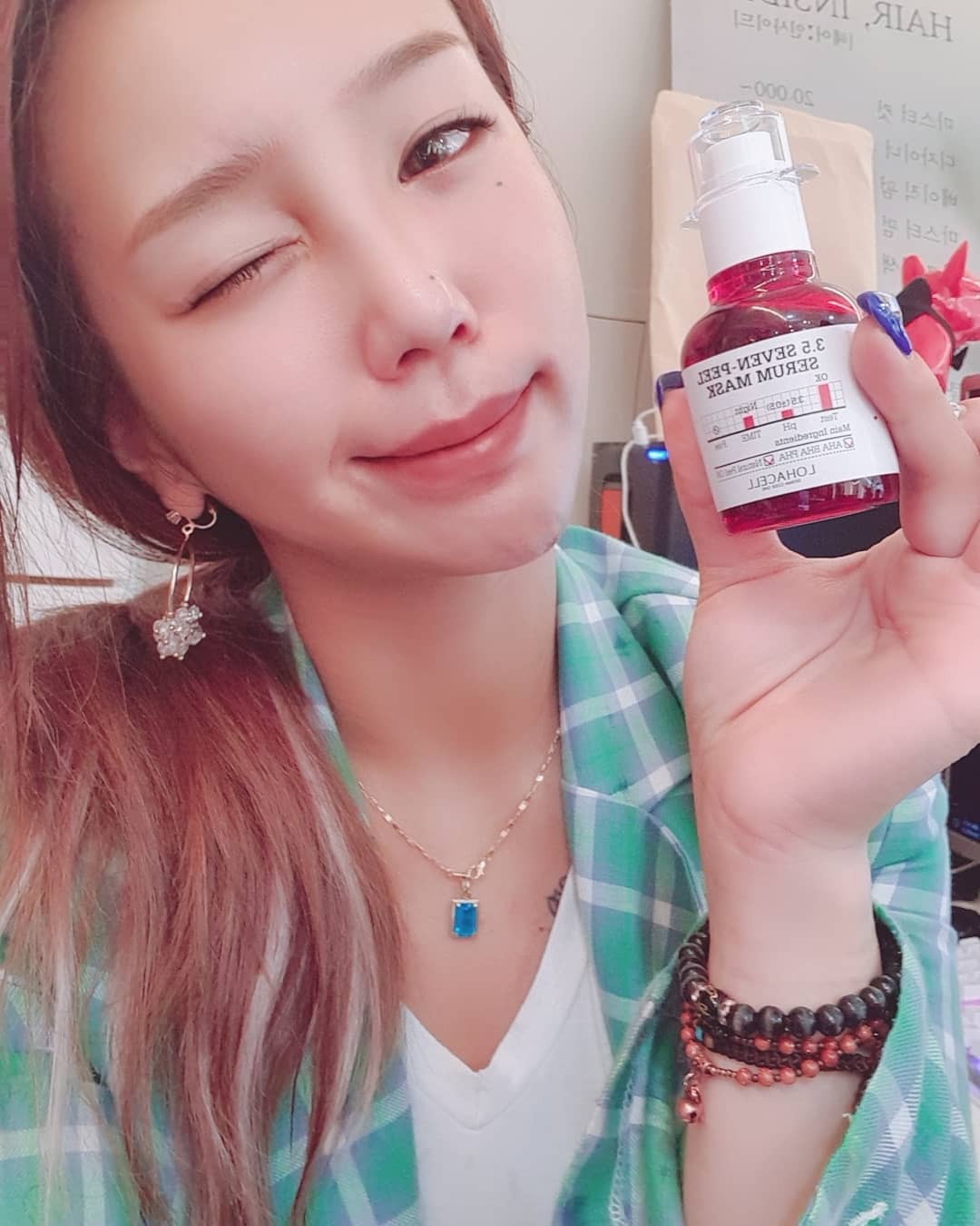 헤어인사이드 지현쌤🎀 on Instagram: “샵에 나두고 사용하니 사람들이 "쌍욕세럼" 아니냐고 물엇는데 난 아무것도 모르고잇엇다 걍 따가운가보다 하고 햇더니,,,,, 하고나니 각질없이 "보들보들 화장잘먹겟다" 이런느낌 드는 세럼 첨엔 욕나올뻔햇,,,,,는건 안비밀 . ♦️로하셀 쌍욕세럼은…”