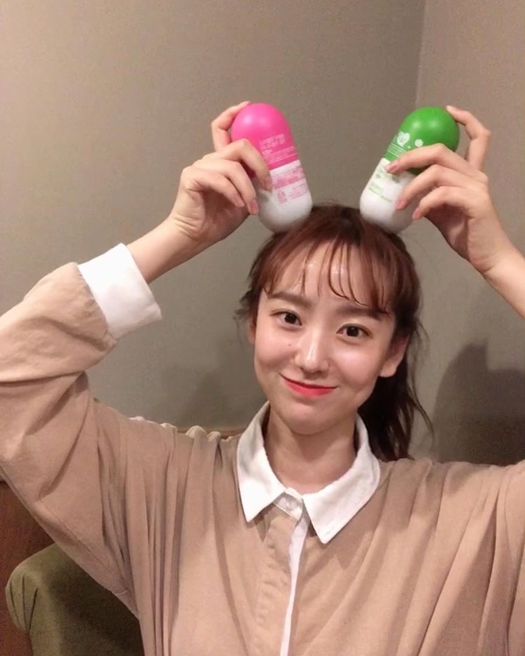 지수 on Instagram: “운동 시작한 김에 제대로 다이어트 해보려고 먹기 시작👯‍♀️GRN 분홍이+초록이 시즌3💗💚건강을 생각하는 성분까지 추가된 시즌3...!!!분홍이는 탄수화물이 지방으로 합성되는 것을 막아주는 가르시니아 추출물이 포함되어 있고, 초록이는 체중감량에…”