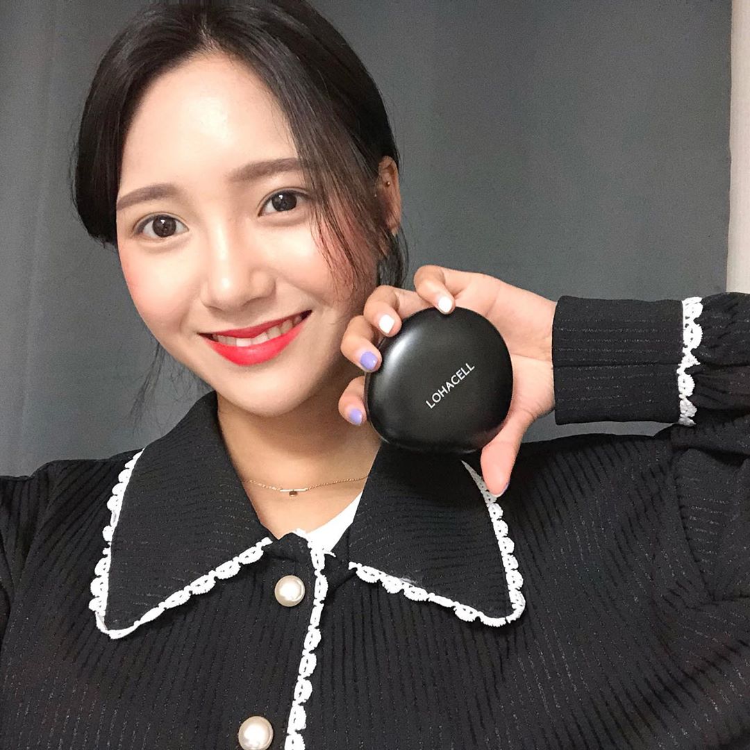 봉 하선 on Instagram: “조약돌모양으로 유명해진 로하셀 조약돌쿠션써봤는데 일단 케이스가 작고 예쁘며.. 손에 쏙들어옵니다 ! 퍼프도 물방울 모양이라서 코옆이나 눈가 커버도 쉽게 할수있어서 더더욱좋고 지속력도 완벽해요,,👏🏻👏🏻 피부표현도 너무 예쁘고 무엇보다도 저는 케이스가…”