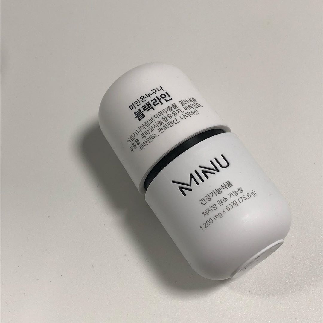 @sommm._ on Instagram: “미누 블랙라인 체지방 감소에 도움이 되는 가르시니아와 밀크씨슬, 옥타코사놀을 함유해 간 건강과 지구력을 한번에 챙길 수 있는 올인원 다이어트 제품 일하느라 매일 피곤에 지친 남자친구를 위한 작은 선물 🖤 #미누 #minu #미누다이어트 #미누블랙라인…”