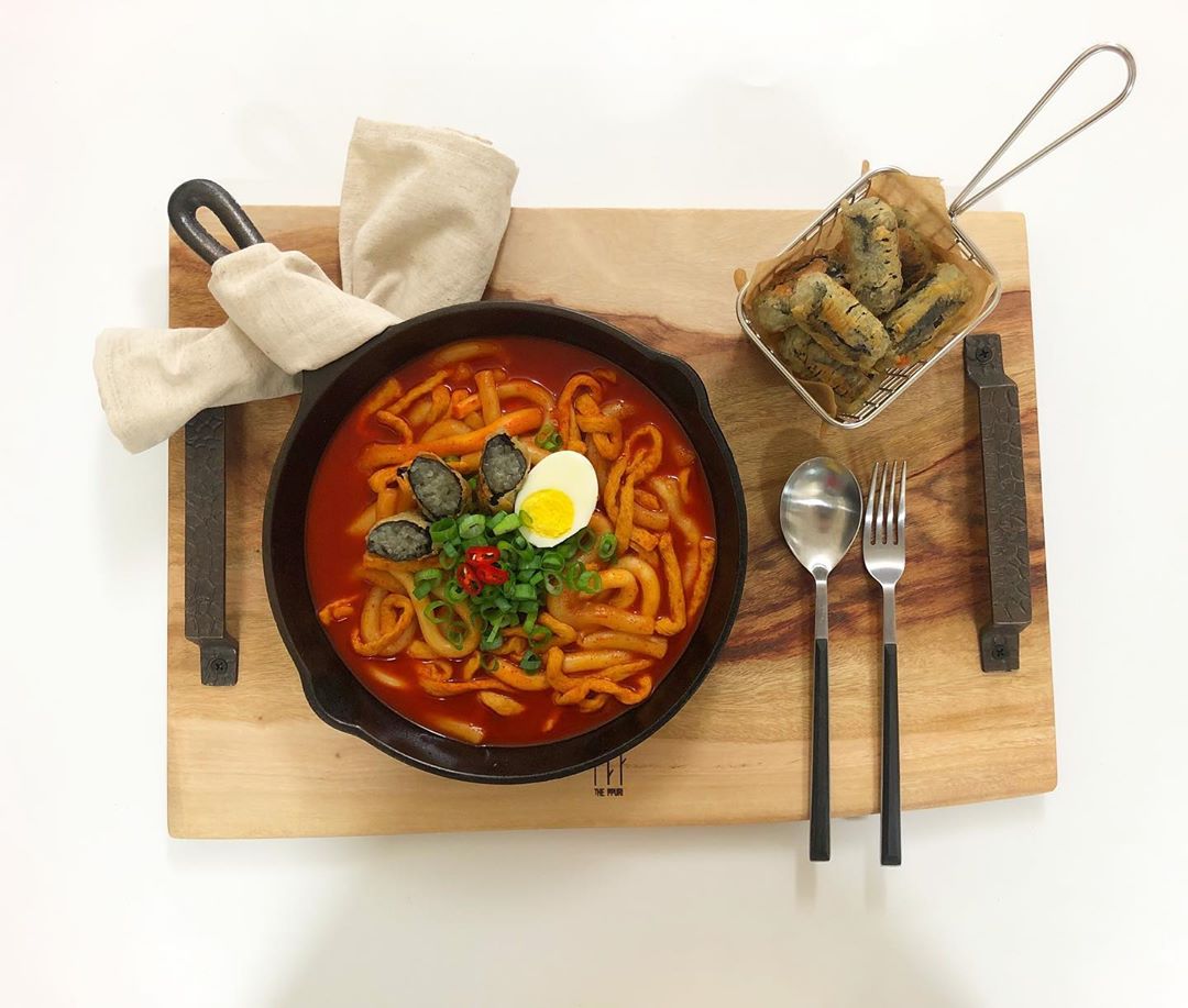 집밥스타그램🍚 on Instagram: “오늘의점심 #떡볶이 ㅤㅤㅤㅤ 주말이니까 점심밥은 분식 떡볶이먹고싶다는 방어린이들 성화에 나는 떡볶이는 잘 못하니까 반조리로😅 끓는물에 소스넣고 떡이랑 어묵넣고 끓이기만 하면 끝✌🏻 김말이튀김도 데굴데굴굴려주며 노릇하게 익혀주고 맛있게 냠냠🥰 ㅤㅤㅤㅤ…”