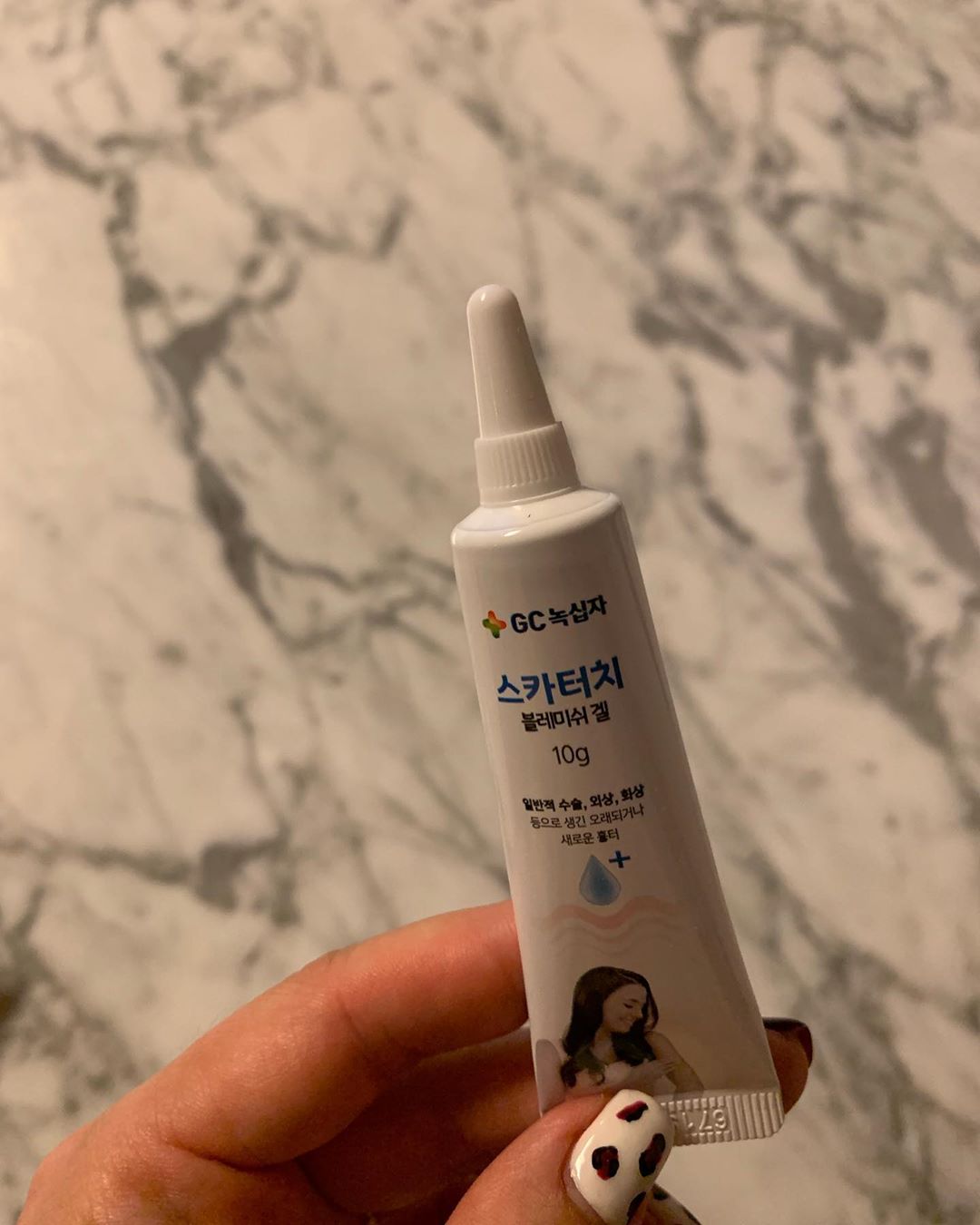 ˢᵒʸᵁᵁ🌈소유 on Instagram: “_ 쉽사리 없어지지 않는 흉터 넘나 속상하죠🔥🙊🙊 특히나  보이는곳은  더 그런것같애요😭😭 그래서 오늘부터 스카터치블레미쉬겔  더더 열심히 바르려구요🙇‍♀️🙇‍♀️ 어린이부터 성인 모든 연령대 사용 가능하구요❤👍👍 제품 바르고 건조되고 난뒤  그뒤에…”