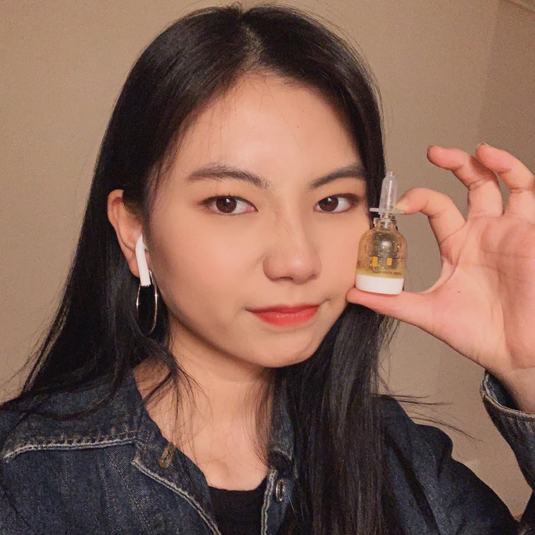 +82 xxongyi on Instagram: “다 썻지롱 . . . 로하셀 비타 드롭샷 앰플은 9가지 멀티비타민과 비타민나무 수 61%를 함유하여 피부 활력에 도움을 받을 수 있고 또한 미백, 주름개선 2증 기능성이 포함되어 있다고 합니다~!~!비타 드롭샷 앰플은 피부 자극 테스트에서 무자극을…”