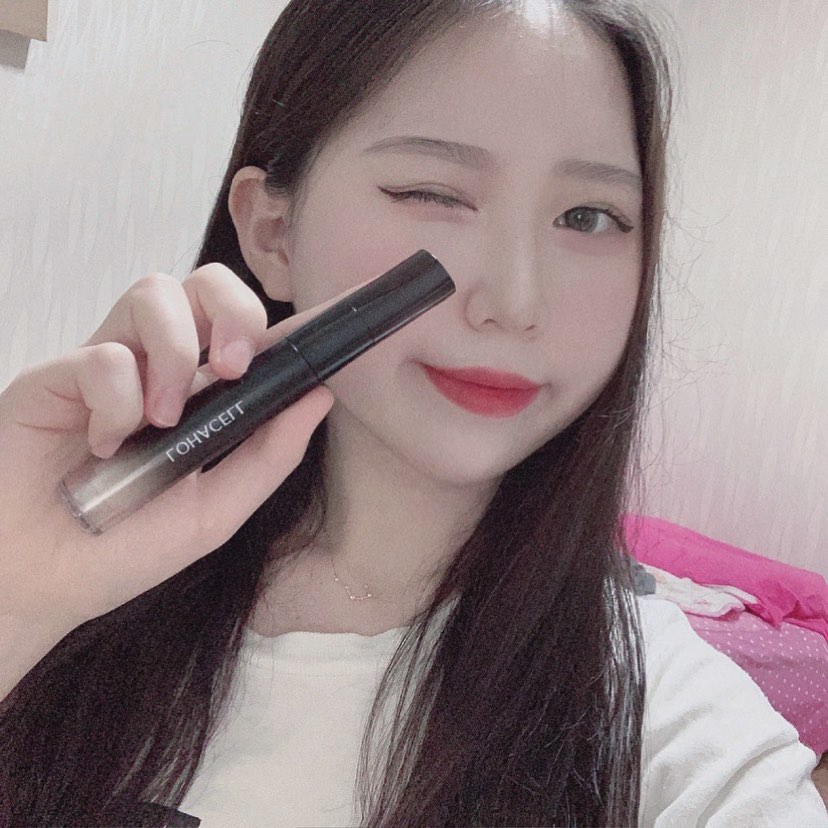 아영 on Instagram: “로하셀 리얼 피팅 컨실러 ⭐️ 48시간의 지속력을 가진 컨실러에요 !!!! 트러블 커버 전용 컨실러로 피부 진정과 보호에 도움이 되는 로하셀만의 독자적 포뮬러 칼라시카가 함유되어 있는 제품입니당 트러블뿐만 아니라 다크써클이나 아니면 홍조 등도…”