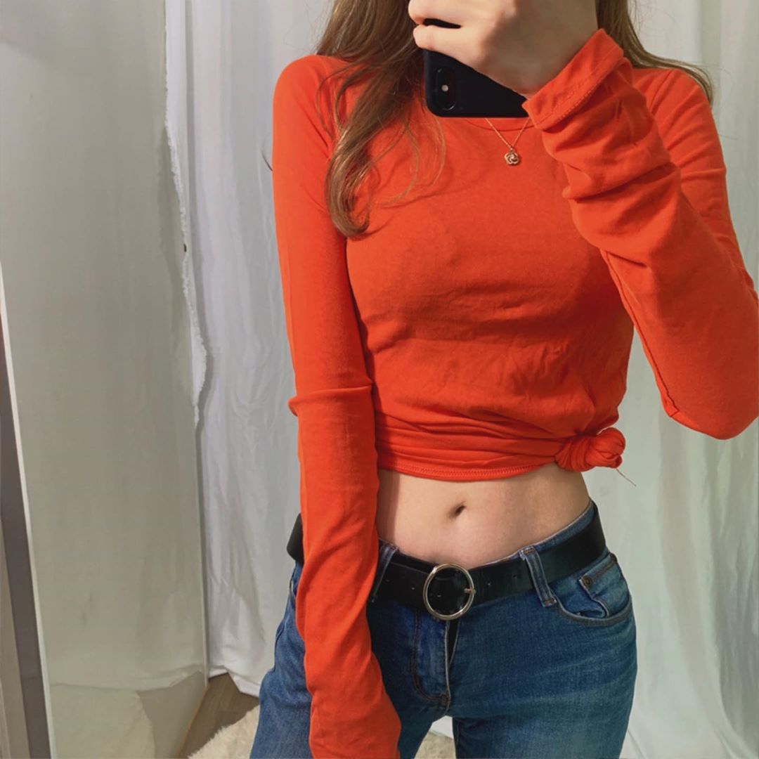 정현 (이블리스) on Instagram: “피팅하자마자 업뎃 전에 품절 된 상의 🤣 극단적이던 식단 고치고 오빠랑 운동 중 💪🏻 . 다이어트 커피가 이렇게 맛있어도 될 일잉가 교육 가서 집에서 내 가방에 두개 씩은 꼭 있당 체지방으로 가는 것도 억제해줘서 더 조아 뇸뇽 #웰스업…”