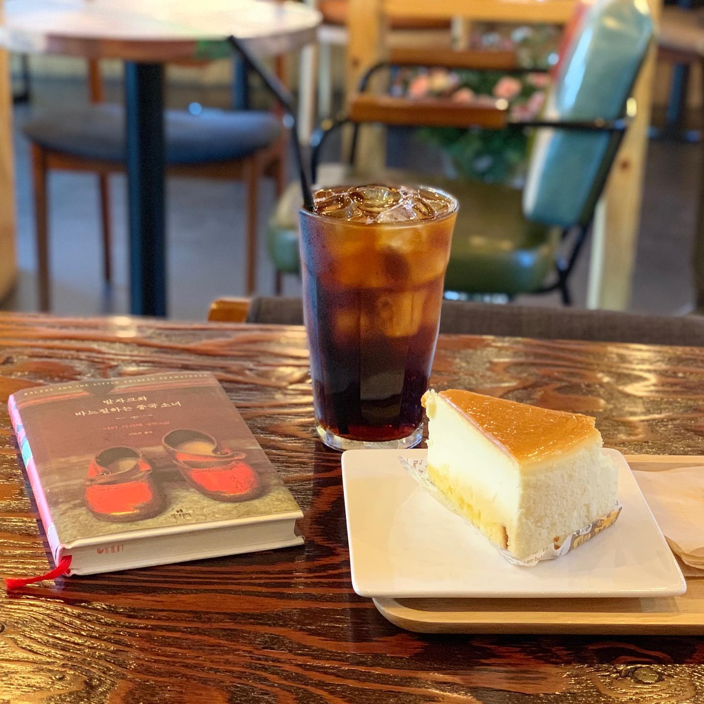 커피 한 잔의 여유를 느낄 수 있는 곳 🍂
최애 더치커피 ☕️ + 치즈케이크 🍰
#천마산카페 #커피디자인하다
