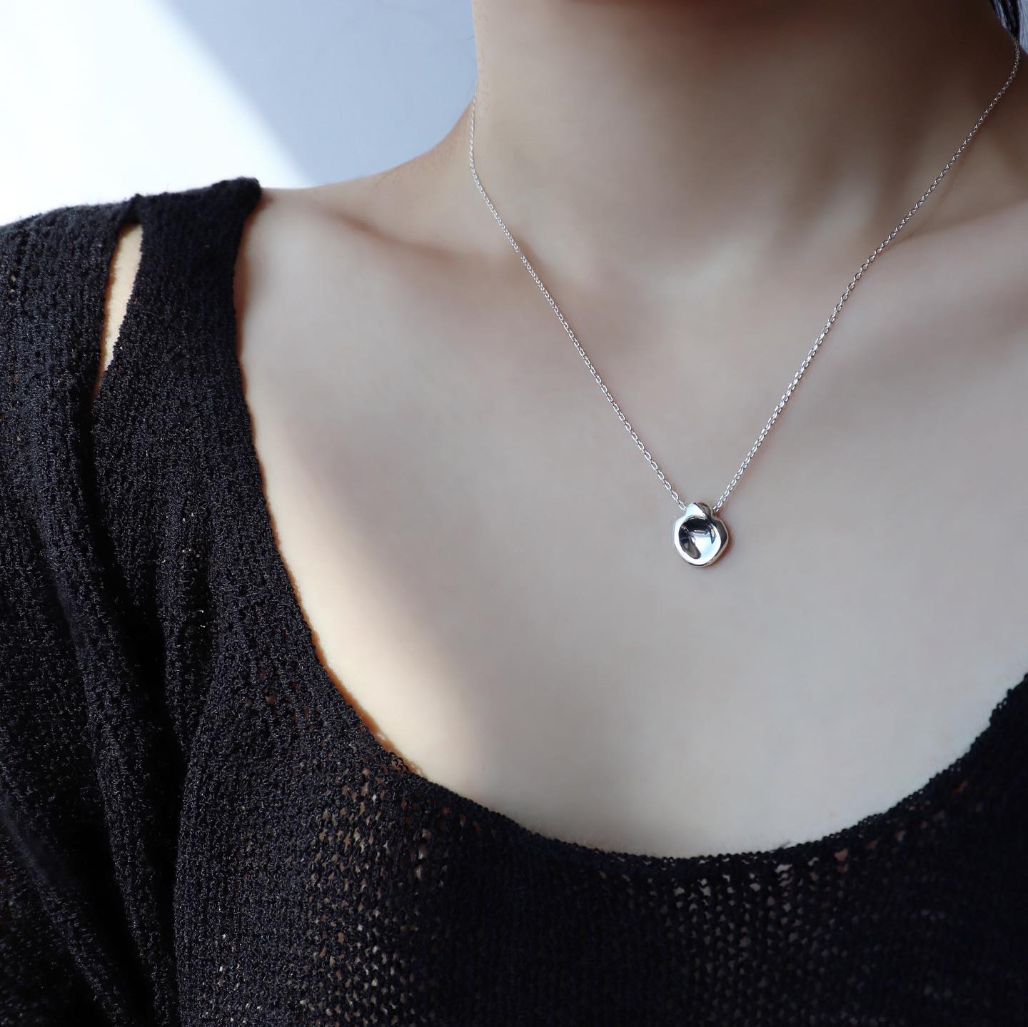 어느 룩에나 잘 어울리는
‘melt necklace’ 할인 중입니다^^
⠀
10.2일까지 할인중이니
관심 있으신 분은 기간동안 싸게
겟하세요!!