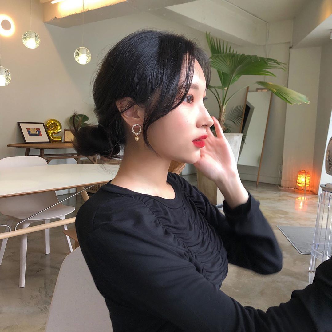 Eun Ji on Instagram: “S.made _ 에스메이드 ♡

CEO가 한땀한땀 만든 핸드메이드 이어링🎈
.
💌 문의는 DM, 스토어팜 게시판 문의
월 - 일 문의 가능, 월 - 금 배송 가능 🌙”