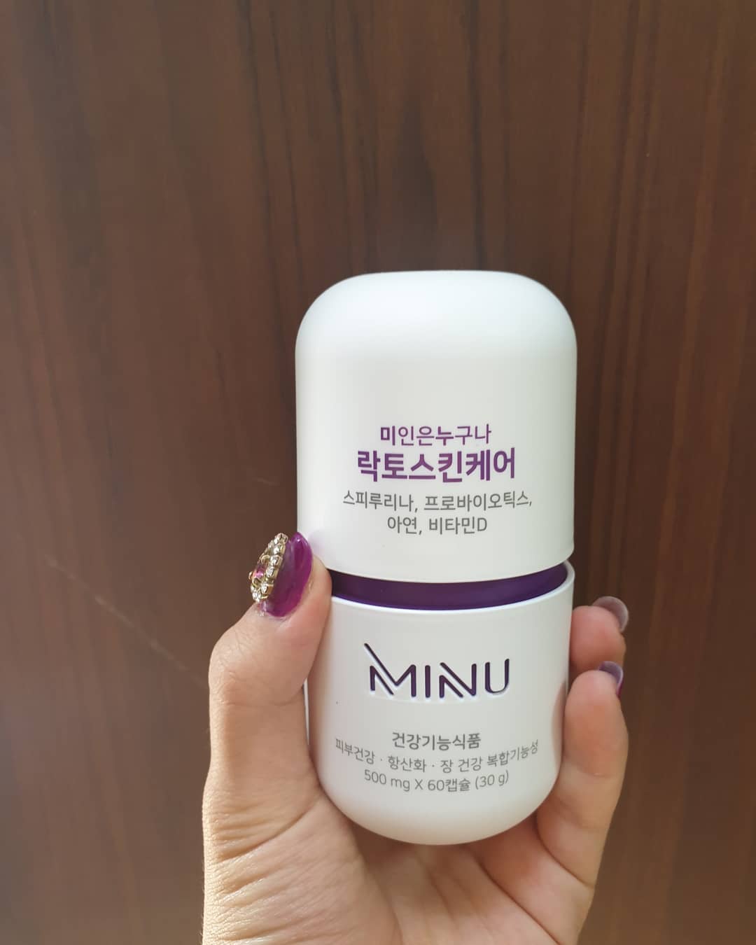 이란경 on Instagram: “미누 락토스킨케어 제품은요! . ✔피부건강과 항산화에 도움을 줄 수 있는 스피루리나 . ✔배변활동에 도움을 줄 수 있는 신바이오틱스가 포함되어 있어용 . ✔피부건강과 장 건강을 한번에 잡을 수 있는 제품이랍니다! . ❗락토스킨케어 제품은 캡슐…”
