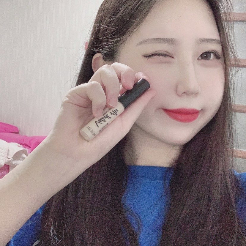 아영 on Instagram: “쉬드엘 벨벳 에어 페인팅 컨실러 💛 컨실러는 얇고, 부드럽게 발리지만 커버력은 좋은 컨실러입니당 끈적임이나 묻어나오는 것이 없고, 워터프루프 컨실러로 지속력도 좋아요 !!! 또, 5중 세라마이드 함유로 외부 환경으로 인한 피부 자극으로부터 보호해주는…”