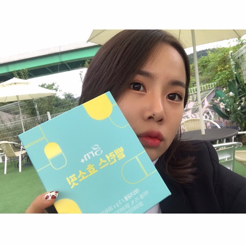 goddess on Instagram: “다시돌아온 GRN💙 신제품이 나왔다고 해서 바로 get하기 !  요즘 효소가 유행 오브 유행인거아시죠? 난 진짜 지알엔이랑 너무잘맞음...👍 식후에 한포씩 하루1-2포씩먹는데 처음엔 변비탈출.... ʚ̴̶̷̆ ̯ʚ̴̶̷̆을 위해 먹다가 변비탈출을…”