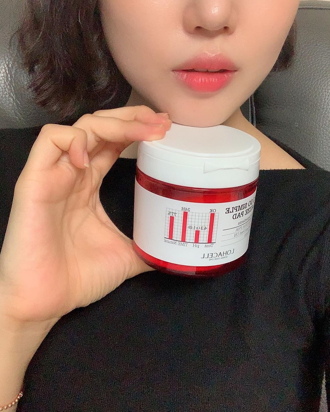 김소라 아나운서 영어MC on Instagram: “요즘에 스킨 대신 #로하셀  4.3 쏘심플거즈패드로 #스킨케어  하는 중인데. 지금까지 쓴 패드 중에 만족✨ - - #광채피부  #로하셀4.3쏘심플거즈패드  #쏘심플거즈패드  앞 뒤 소재가 다른데.  거친부분은 각질제거가 되고  반대로 부드러운…”