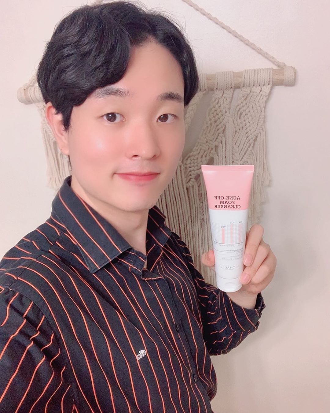 @lcj2252 on Instagram: “⠀⠀⠀⠀⠀⠀⠀ #로하셀##lohacell#로하셀폼클렌징 ⠀⠀⠀⠀⠀⠀⠀ 아직은 그래도 어려서(?)그런지 (평소에도 초긍정👀) 여드름이랑 트러블이 올라오는데😭 ⠀⠀⠀⠀⠀⠀⠀ #로하셀아크네어프폼클렌저  만나고 나서 피부가 진짜 많이 좋아졌다👍…”