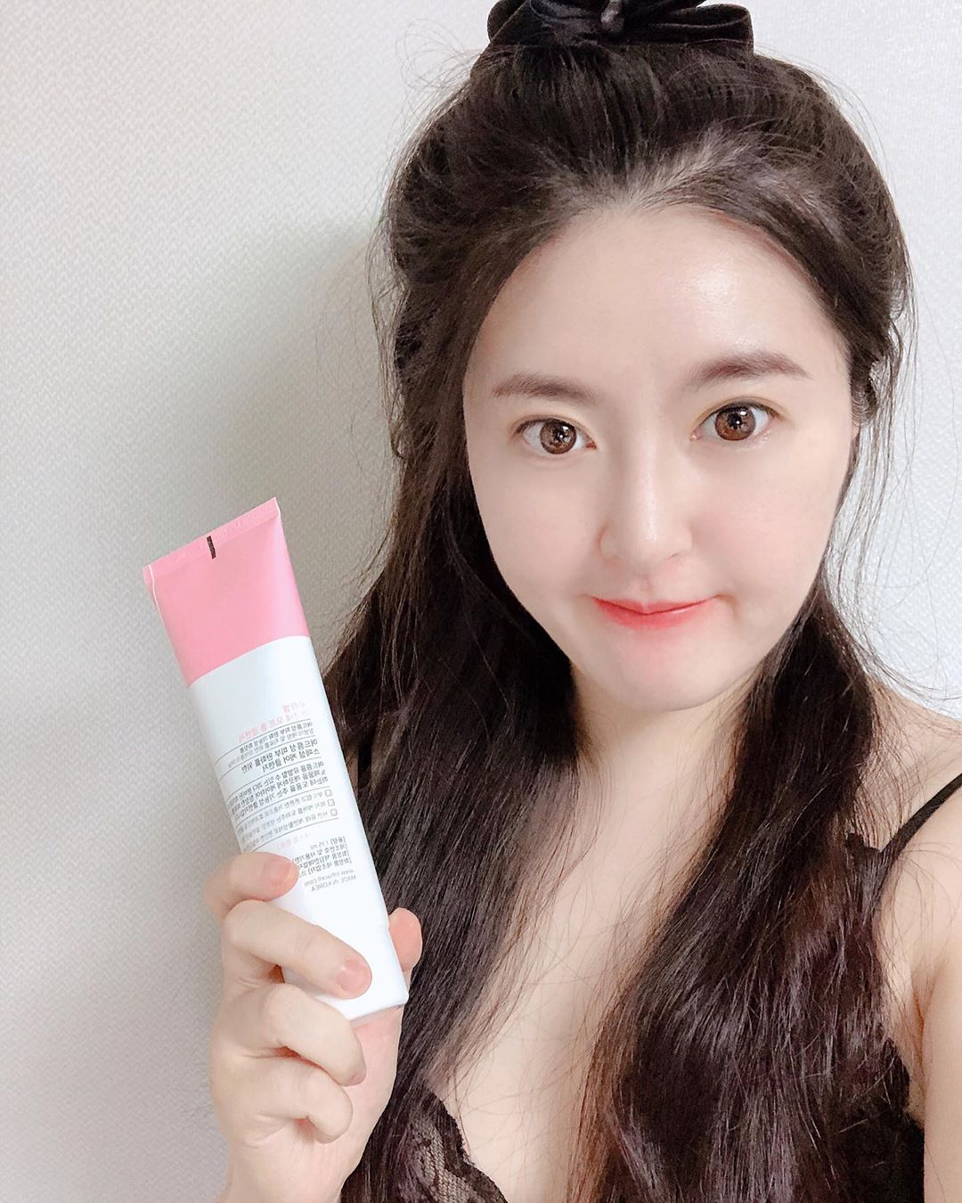 ㅈㅣ영 ꕤ on Instagram: “⠀ ⠀ 메이크업 할일은 거의 없는 요즘이지만 안해도 스트레스성 트러블이 😂? 세안이라두 트러블에 좋은 클렌져로,, 육아하다보면 금방 땀나고 기름지는데 거품이 몽글몽글 깔끔하게 세안하면 기분이 좋아져요 ෆ ◡̈ ෆ ⠀ ✔ 살리실산과 칼라민이 함유 -…”