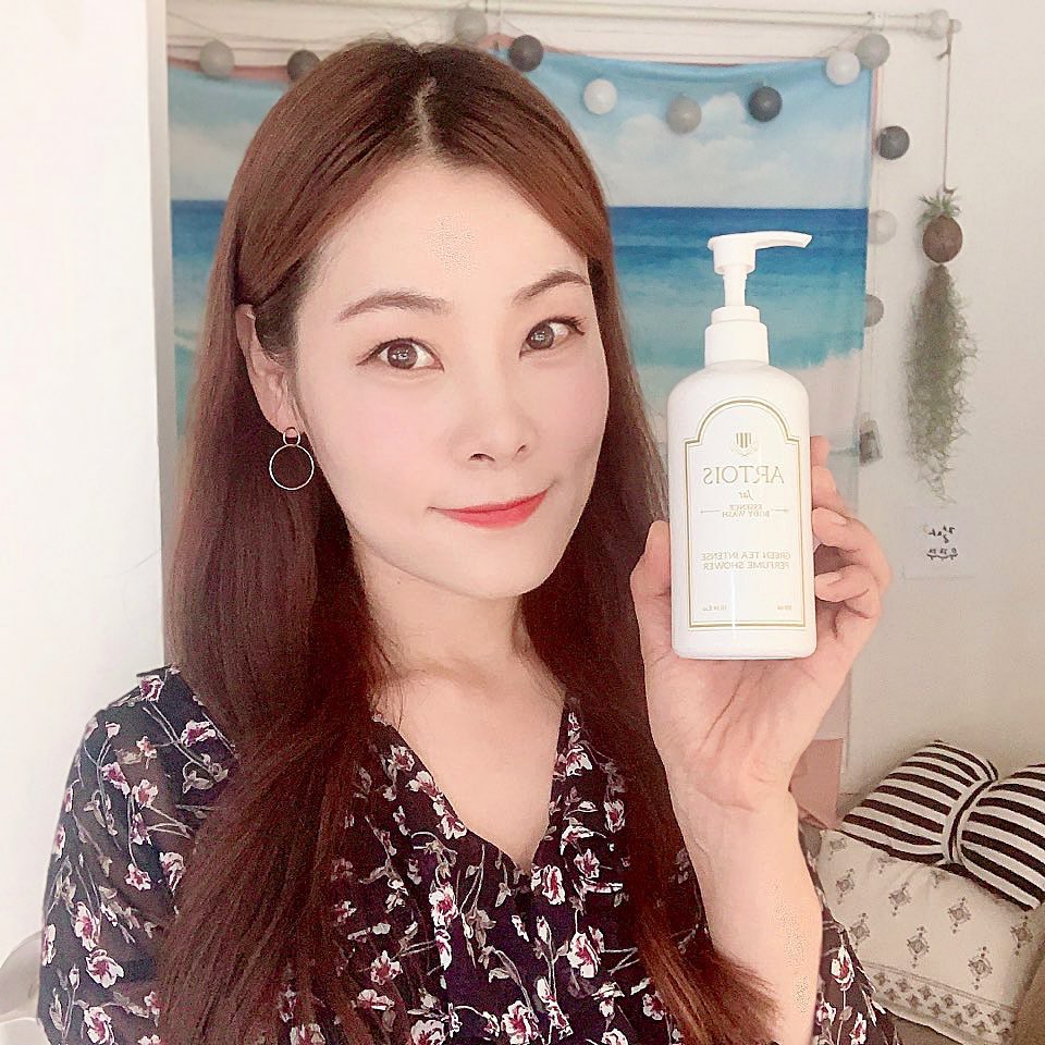 홍지 on Instagram: “바디워시가 향수야 모야?🥰 아르투아 자르(Jar)쓰고 샤워하는 내내 사랑스럽고 달달한 꽃밭에 온 기분!😘 거품도 풍성한데 플로럴부케의 풍부한 향까지 샤워하고 난 후에도 향수를 입은 것 같다. . . . #천사연구소 #아르투아 #아르투아바디워시…”