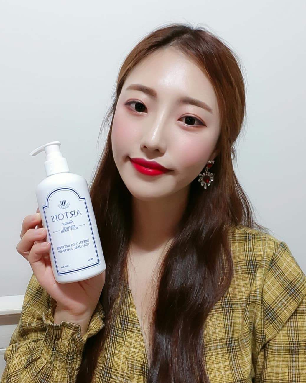 ◟( ˘ ³˘)◞ ❤ on Instagram: “☁향이 좋은 아르투아 바디워시☁  사용해보니 펌핑 많이 하지 않아도 거품이 쫀쫀하게 잘 나고 향이 너무 좋아요!  제가 사용한 제품은 지미(jimmy)인데 따뜻하고 포근한 화이트머스크 향이에요 잠자기 전에 씻고 나면 포근해서 잠이 솔솔☁ 향수가…”
