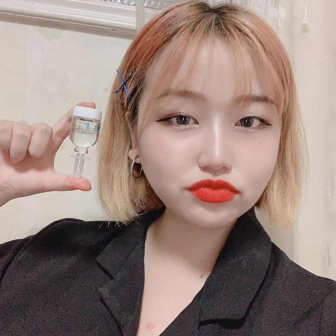 민지 on Instagram: “피부 보습 히알마이드가 97퍼센트나 함유된 민감하고 건조한 피부 긴급 처방용 앰플으로 보습력이 뛰어난 로하셀 하이 드롭샷 앰플! 얘는 쫀쫀한 제형이라 전혀 건조하지 않아서 좋아용 😆 그리고 앰플 디자인도 너무 귀엽고 쓰는 방법도 특이해서 재미도 있는…”
