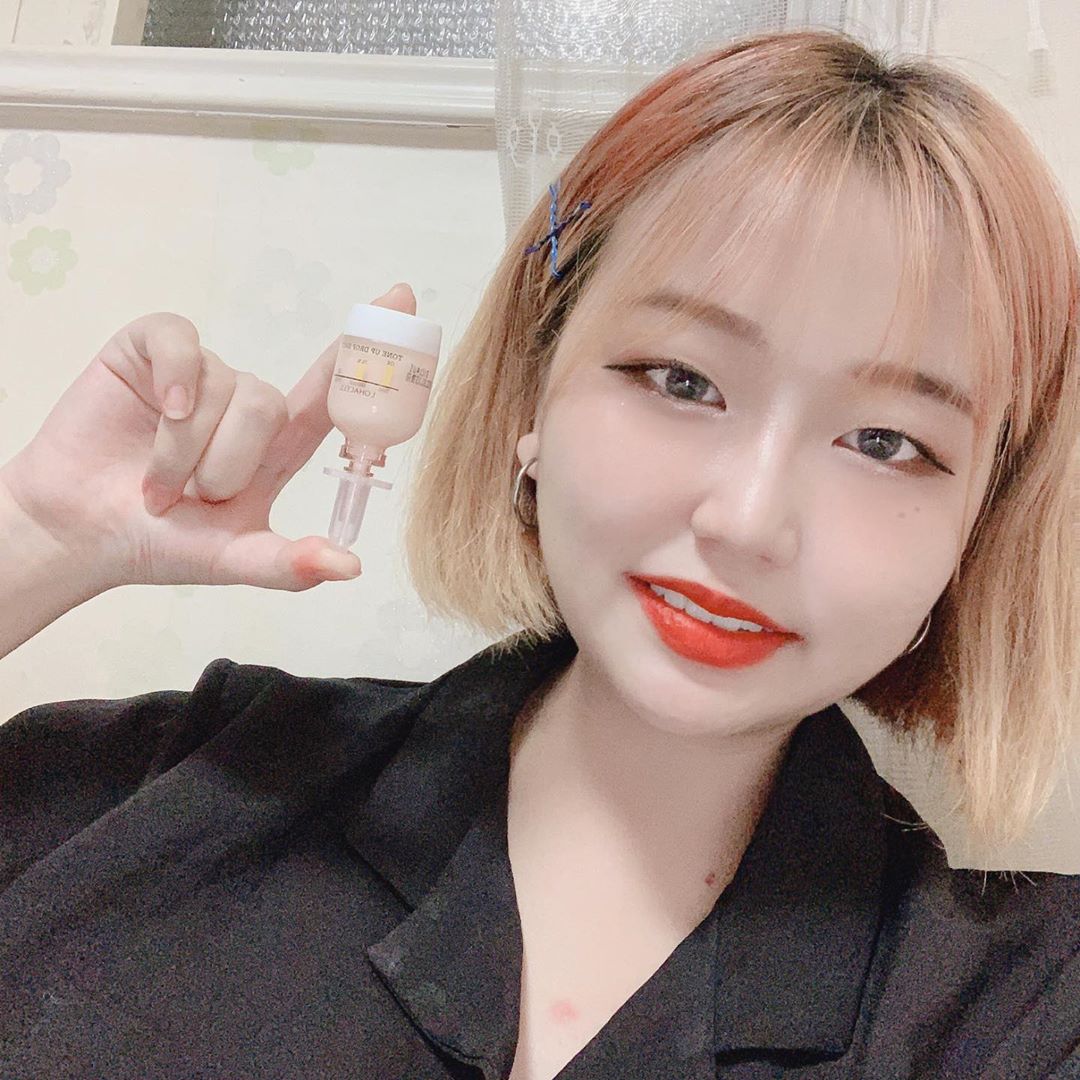 민지 on Instagram: “멜라닌 생성에 도움을 주는 나이아신아마이드와 효모추출물 특허성분이 함유되어 더 환한 톤업효과를 생성해주는 로하셀 톤업 드롭샷 앰플 👍🏻 패키지두 넘 예쁘고 색도 예뻐서 자꾸자꾸 손이 가는 친구!! 꾸준히 바르면 톤업 효과도 있다고 하니까 톤업효과…”