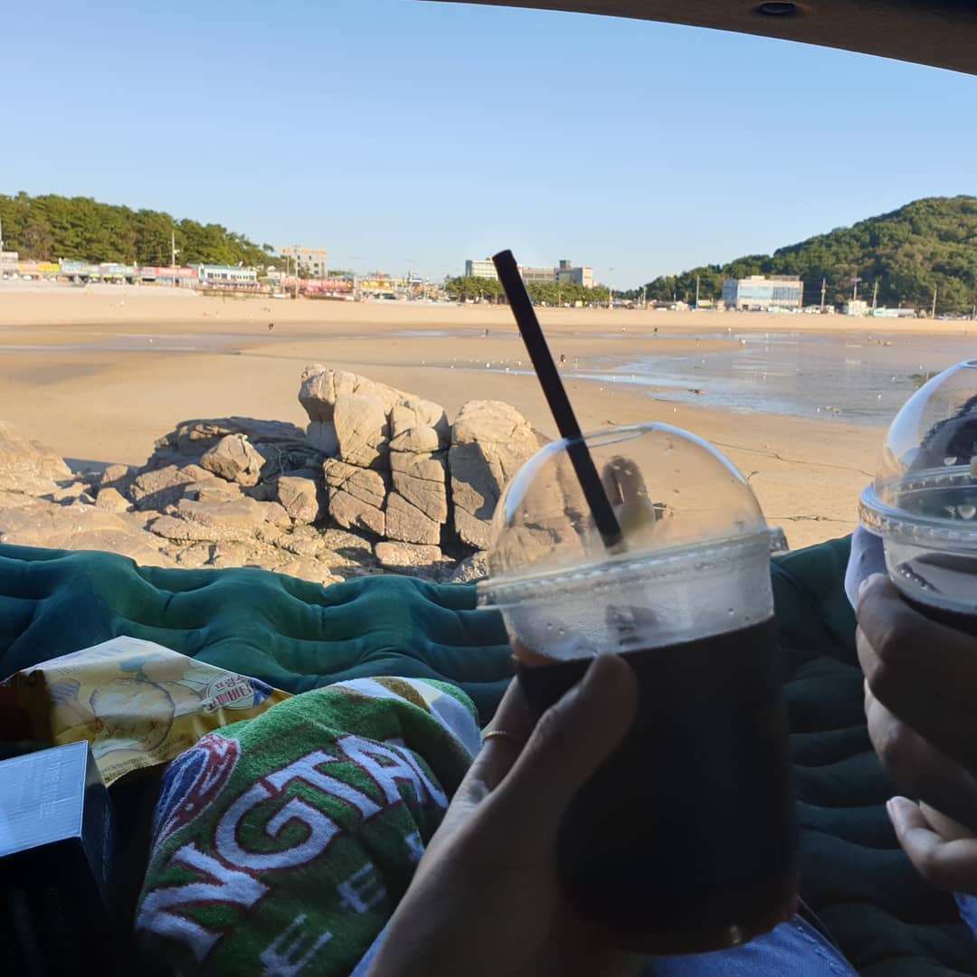 #인천여행 #을왕리해수욕장 #차박

친구와 함께 떠난 여행에서
잠깐동안의 차박 아닌 차박!
휴식 제대로 :)
내가 좋아하는 새우머리버터구이도 실컷 먹었다~
행복은 아주 가까이에 있는 법♡