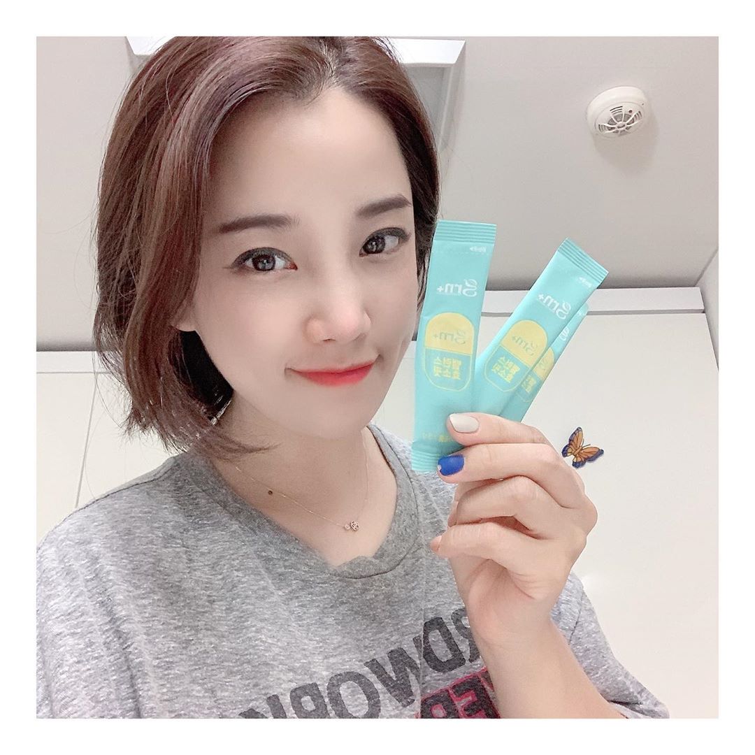 백은지 on Instagram: “▫️ #몸매관리 해야지ㅠㅠ🤣 #GRN 밸런스 효소핏 제품은 음식물 분해와 배출을 도와주는 효소를 담아 원활한 배변활동으로 다이어트에도 도움이 될 수 있는 제품임😌 - 또한 효소의 불편한 냄새를 잡고,🌝 상큼한 레몬요거트 맛으로 맛있음~~ㅎㅎ🎈 -…”