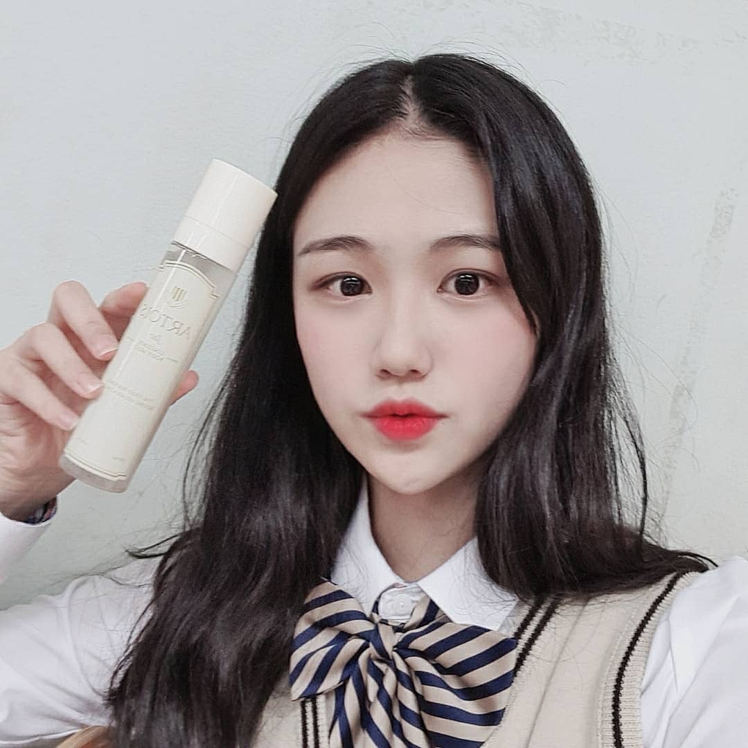 권혜수 on Instagram: “바디미스트인데 촉촉해서 보습도 되구, 향도 꽃 향기라서 짱 좋아🌸🌸 애들이 다 좋다구 해줬다@@
#아르투아 #아르투아바디미스트 #바디미스트 #향수추천 #artois”