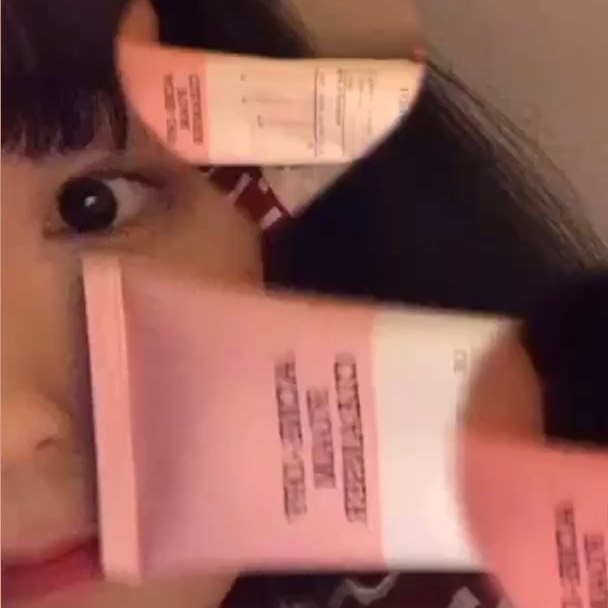 @us2s2u on Instagram: “로하셀 아크네 오프 폼 클렌저는 여드름과 트러블 완화에 도움이 될 수 있는 살리실산과 칼라민이 함유된 폼 클렌저로 쫀쫀하고 풍성한 거품으로 피부 자극을 최소화하고 모공 속 노폐물을 흡착하여 건강한 피부를 만들 수 있는 제품이다!”