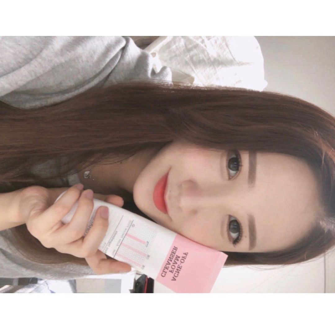 수경 on Instagram: “☝🏻로하셀 아크네 오프 폼 클렌저는 여드름과 트러블 완화에 도움이 될 수 있는 살리실산과 칼라민이 함유된 폼 클렌저 입니다. ⠀ ✌🏻쫀쫀하고 풍성한 거품으로 피부 자극을 최소화하고 모공 속 노폐물을 흡착하여 건강한 피부를 만들 수 있는 제품입니다…”