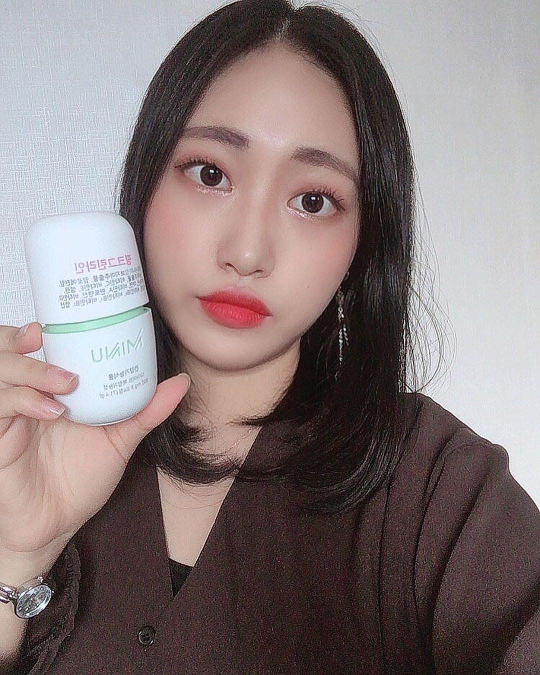야니 on Instagram: “이번에 미누에서 나온 신상을 먼저 받아보게 되었다~~ 알이 클줄 알았는데 생각보다 많이 안 커서 괜찮았지만 가르시니아 특유의 냄새가 좀 나지만 먹을 때만 좀 참으면 되서 크게 신경 안 썼다!! 요새 일이 힘들어서 폭식하는데 이 제품 덕분에 살이 찌진…”