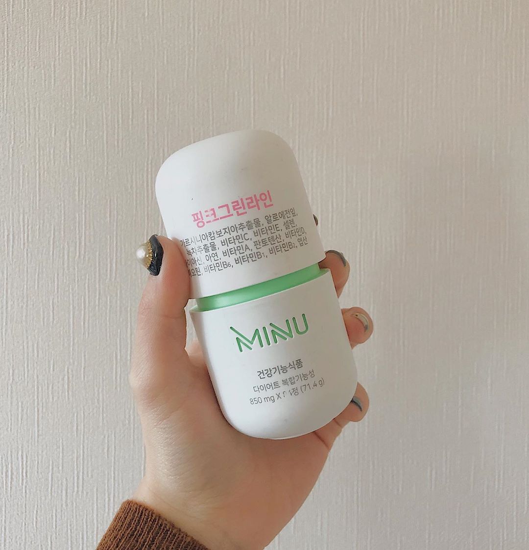 𝒿𝒾 𝓎𝑜𝓊𝓃𝑔 on Instagram: “💊미누 핑크그린라인 💊  탄수화물이 지방으로 합성되는 것을 막아주는 가르시니아 추출물과 체지방 감소에 도움을 줄 수 있는 녹차추출물 카테킨, 원활한 배변활동에 도움을 줄 수 있는 알로에전잎 그 외 다양한 비타민과 미네랄이 포함되어 건강한 다이어트를…”