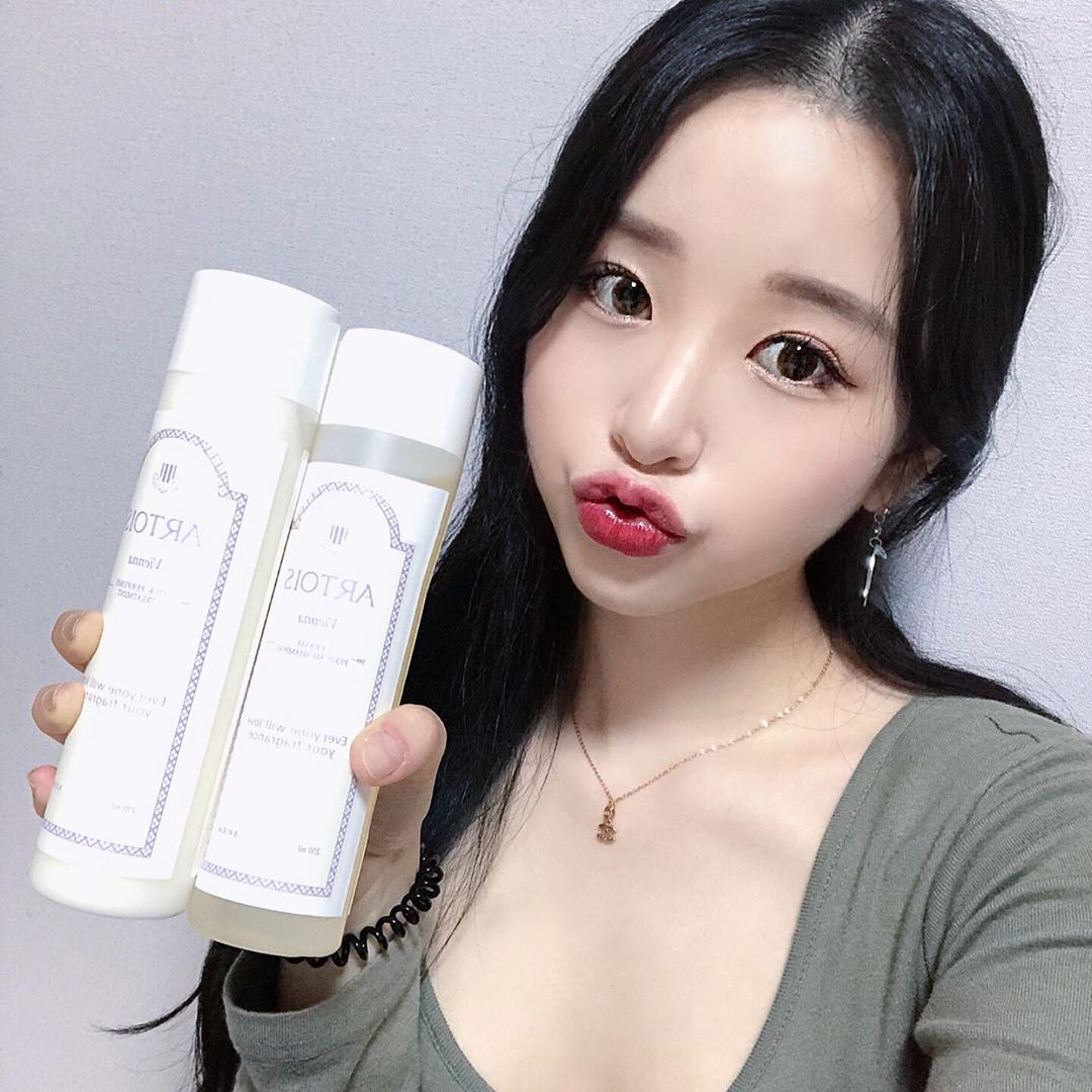차영민 on Instagram: “✨아르투아 샴푸, 아르투아 비엔나 실크 퍼퓸 트리트먼트✨ ✔️비엔나향,파우더앤솝향이라서 깊고 성숙한 파우더향이예요 인위적인 냄새가 아니구 포근한향이라서 계속맡게되용🤤 ✔️거의 매일 고데기로 스타일링하시는분들,열로 인해 약해진 모발에 영양을 공급해…”